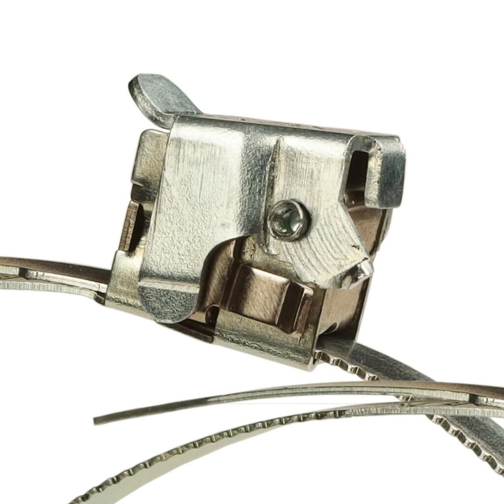 La brida está totalmente enclavada; el fleje dentado no se mueve y asegura la fijación.