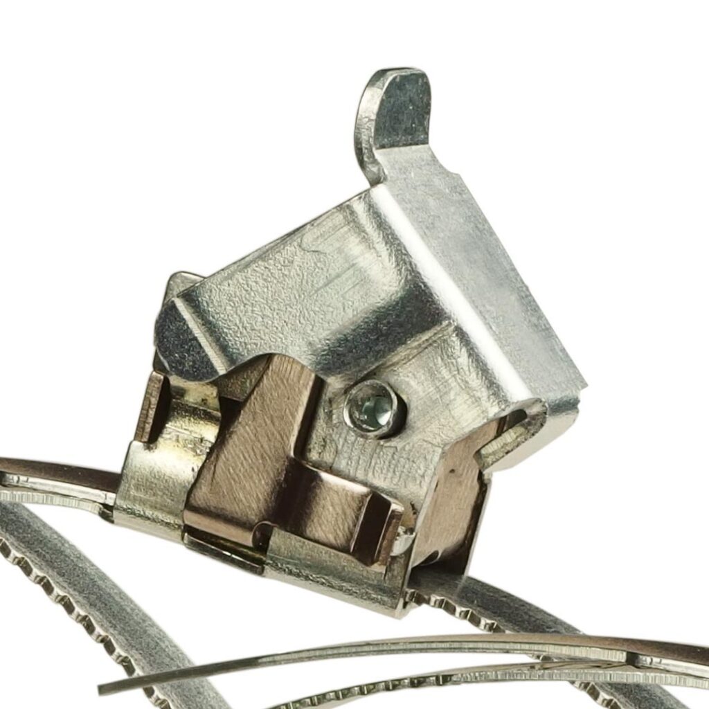 Permite el paso del fleje dentado solo en dirección de apretar; evita retrocesos